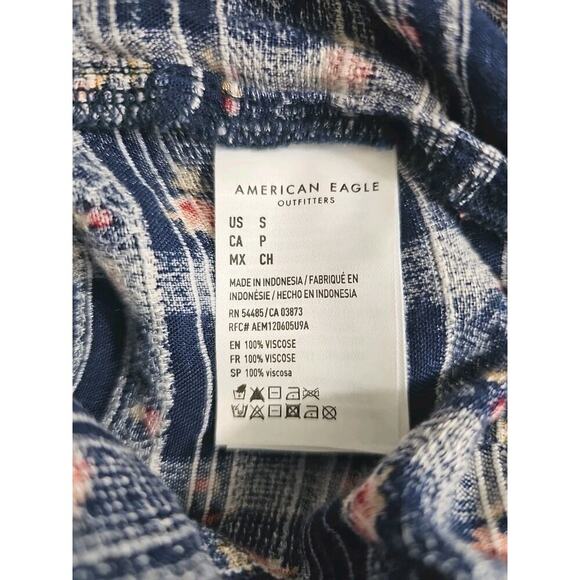 American Eagle ~Woman Size S~ Blue Floral Long Sleeve Button Front Cropped Top. - Picture 9 of 13